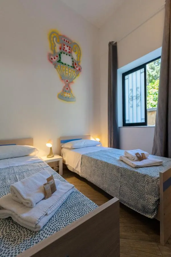 Cortile Dei Giusti - Combo Guesthouse Palermo 0*,  Italië